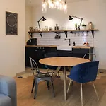 Bright And Charming 60M Family Flat