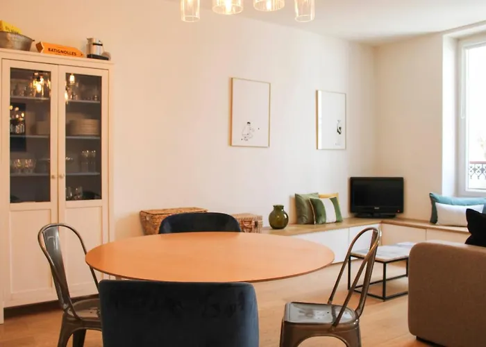 Bright And Charming 60M Family Flat
